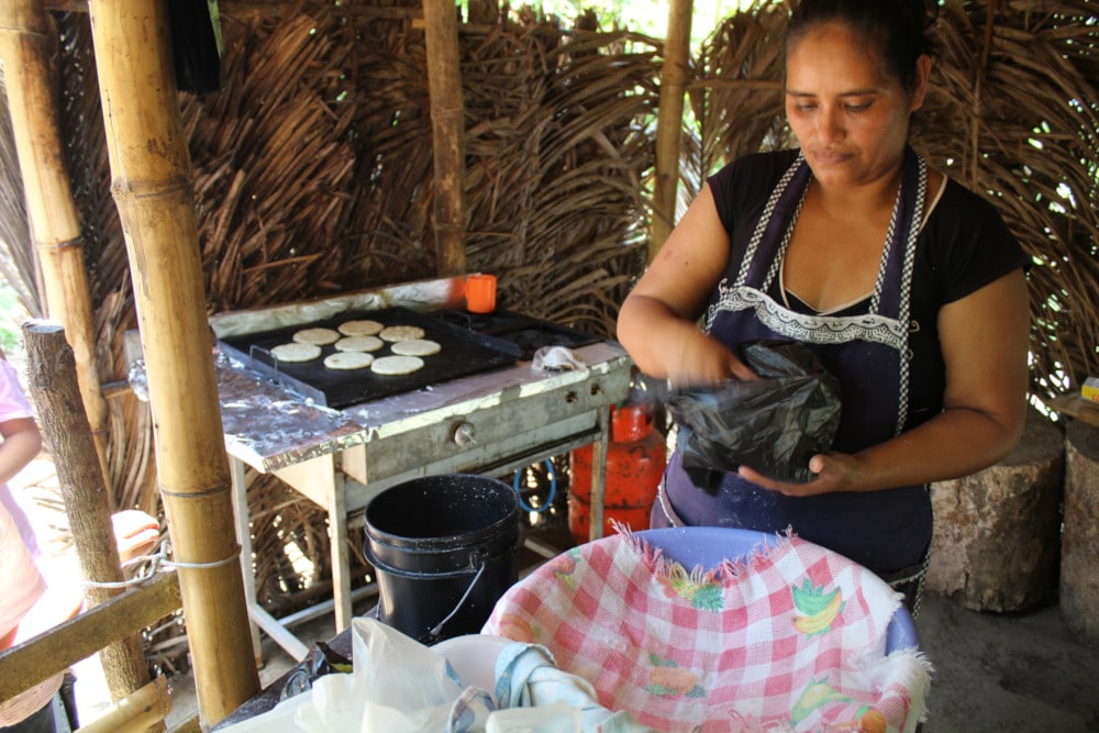 Sandra hace todo. Cocinar, empacar, cobrar y dar el cambio cuando está vendiendo tortillas.